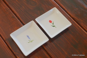 ムスカリとチューリップの角皿。ムスカリはすでに売れてしまったそうです。各￥540